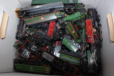 Lot 1022 - Box of broken/damaged 00 gauge locos, tenders...