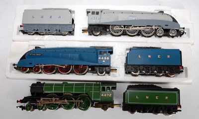 Lot 1032 - Hornby items: LNER green Flying Scotsman, 2x...