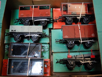 Lot 392 - Small tray containing 7x No.50 Hornby wagons;...