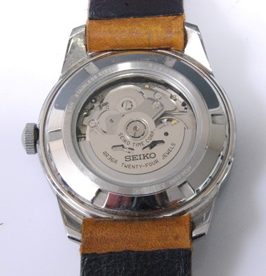 Lot 2028 - A gent's Seiko 5 Sports steel cased automatic...
