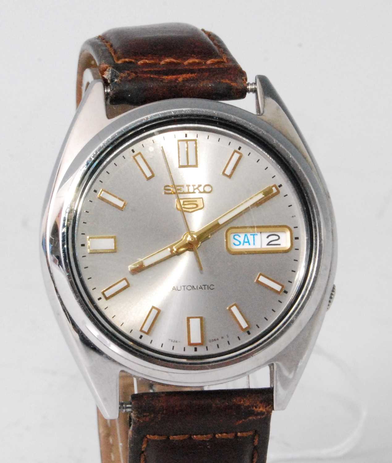 Lot 2031 - A gent's Seiko 5 steel cased automatic...