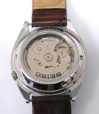 Lot 2031 - A gent's Seiko 5 steel cased automatic...