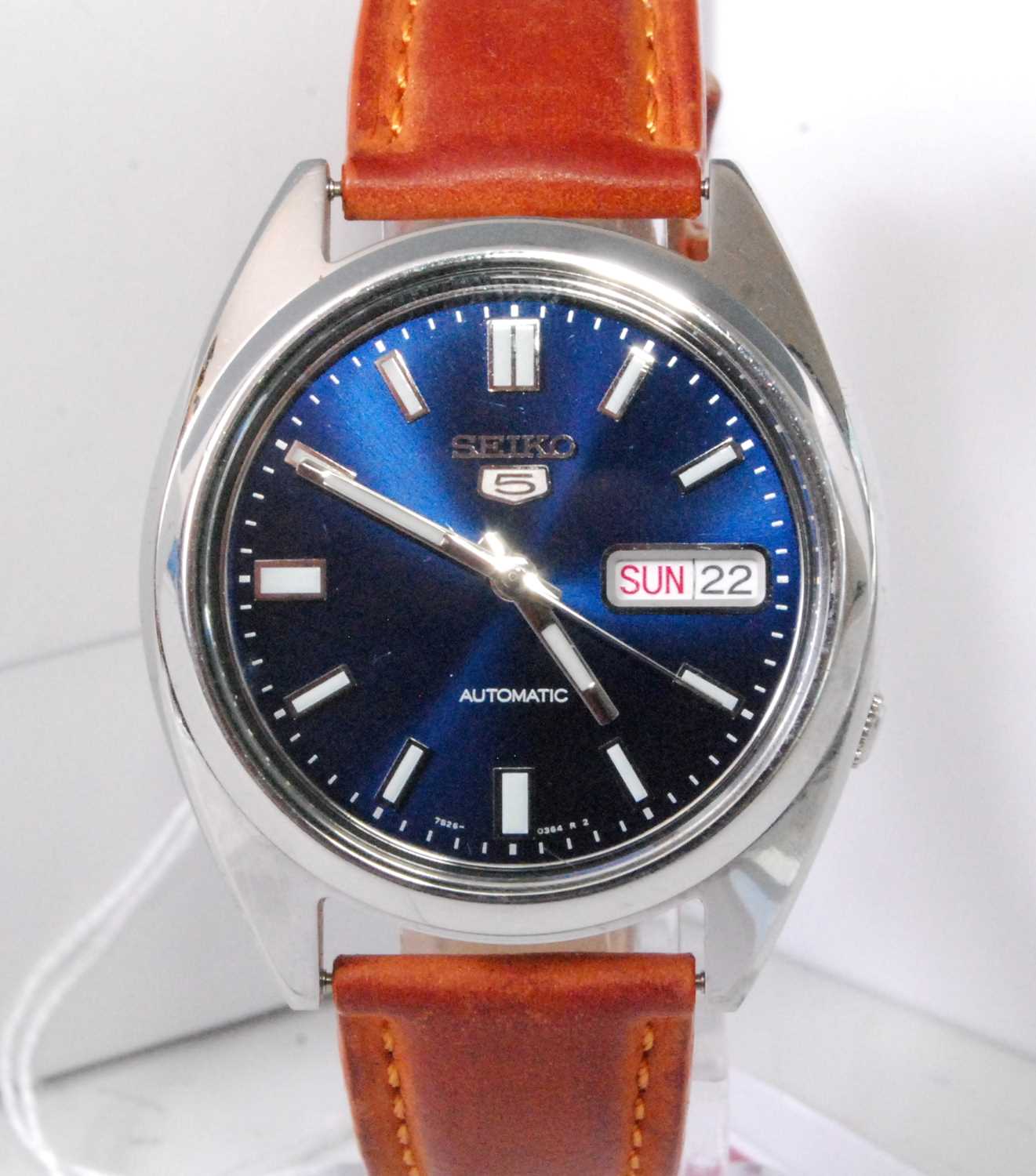 Lot 2032 - A gent's Seiko 5 steel cased automatic...