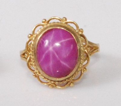Lot 333 - A 9ct gold 'synthetic' pink star sapphire set...