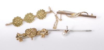 Lot 2221 - A 9ct gold seed pearl set bar brooch, 41mm;...