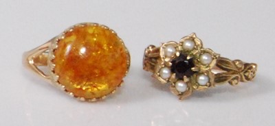 Lot 2246 - A 9ct gold cabochon amber set dress ring, 2.5g,...