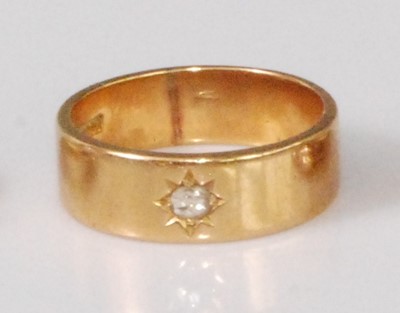 Lot 316 - A gent's 18ct gold diamond solitaire ring, the...