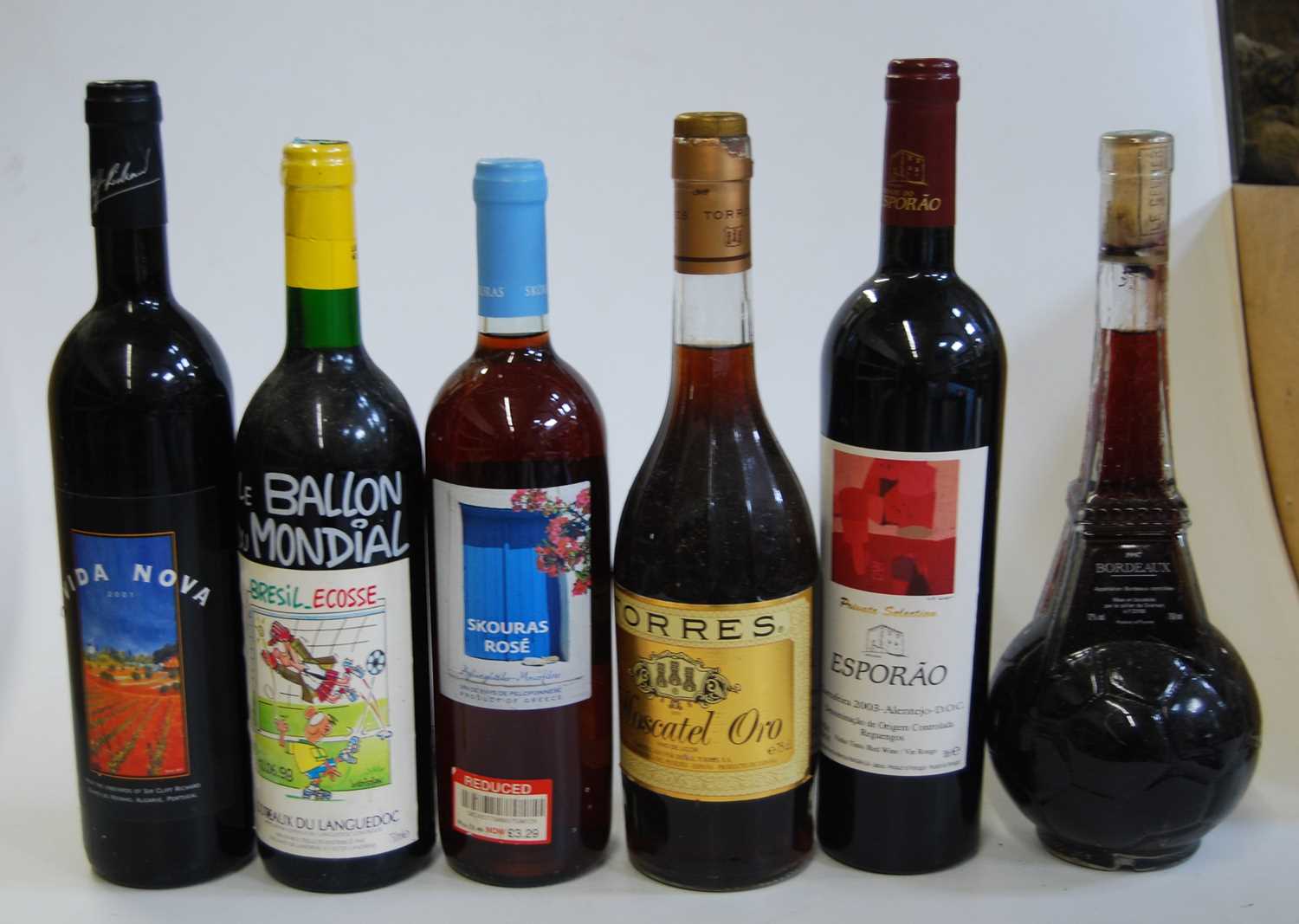 Lot 1004 - Various red wines, to include Vida Nova 2001,...