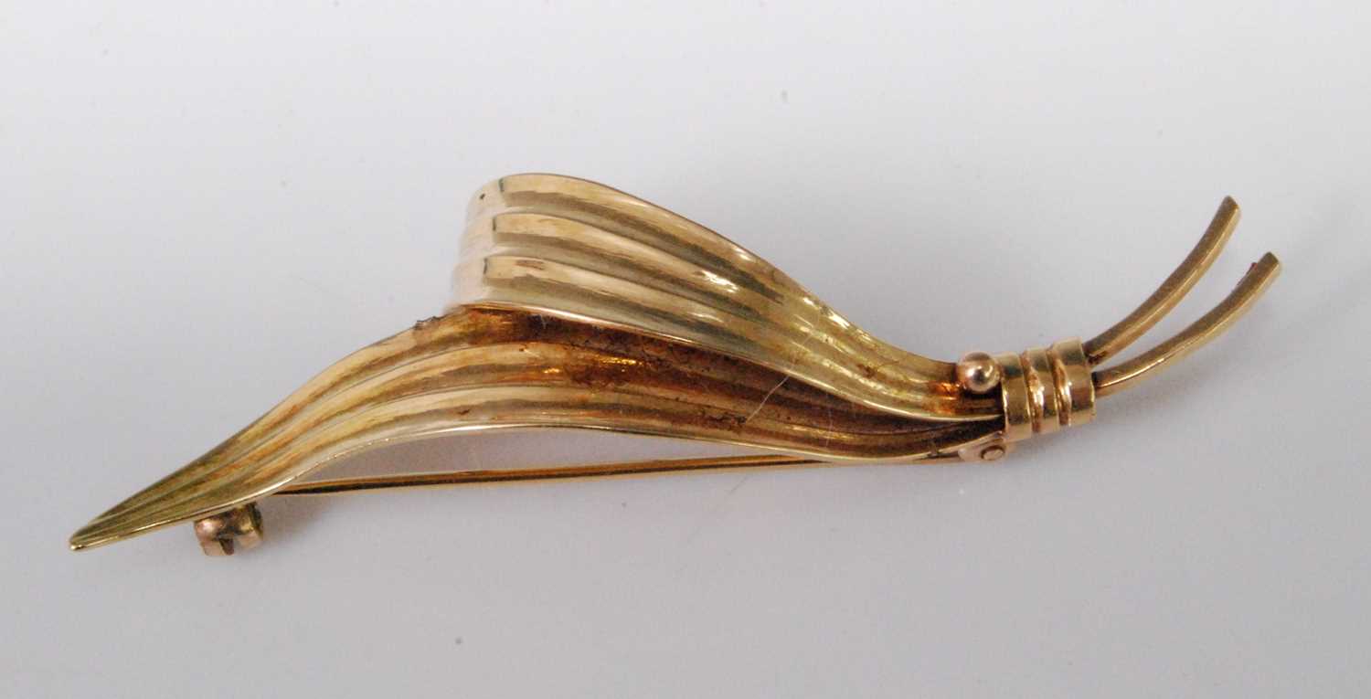 Lot 2276 - A contemporary 14ct gold leaf brooch, 5.6g, 6.5cm
