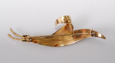 Lot 2276 - A contemporary 14ct gold leaf brooch, 5.6g, 6.5cm