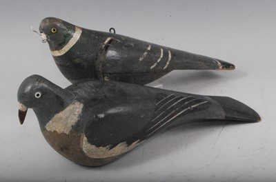 Lot 252 - An early 20th century carved and painted pine decoy