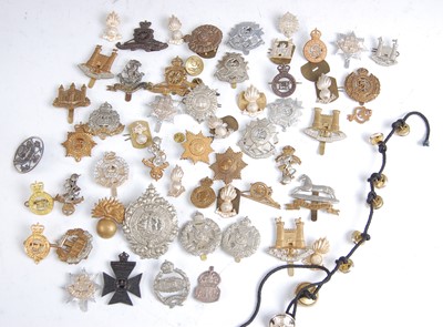 Lot 31 - A collection of cap badges and insignia to include