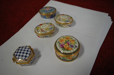 Lot 202 - A collection of assorted pill, patch and snuff...