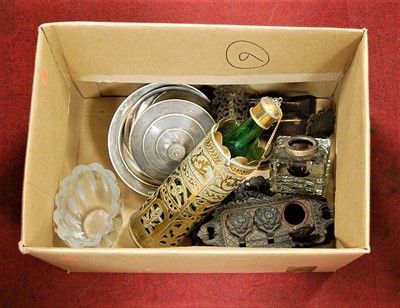 Lot 181 - A box of miscellaneous items, to include a...
