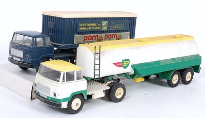 Lot 1930 - A French Dinky Toys Unic articulated lorry...