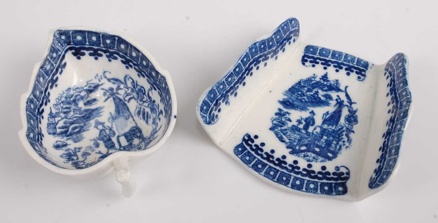 Lot 1050 - A late 18th century Caughley porcelain blue...