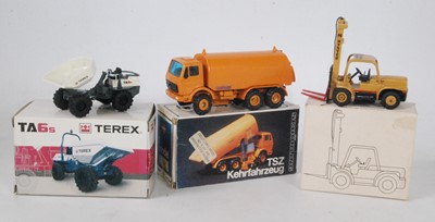 Lot 2543 - A collection of boxed construction and...