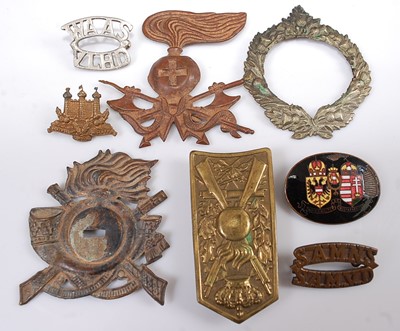 Lot 64 - A collection of military badges and buttons to include