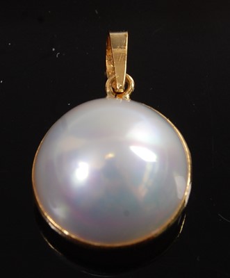Lot 1249 - A yellow metal cultured mabe pearl pendant,...