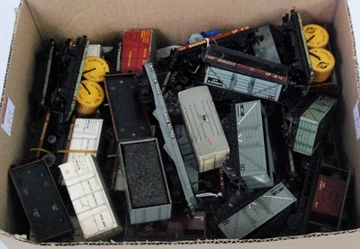 Lot 615 - Tray of approx 47 Hornby Dublo tinplate wagons,...