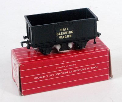 Lot 617 - 4654 Hornby Dublo rail cleaning wagon, with...