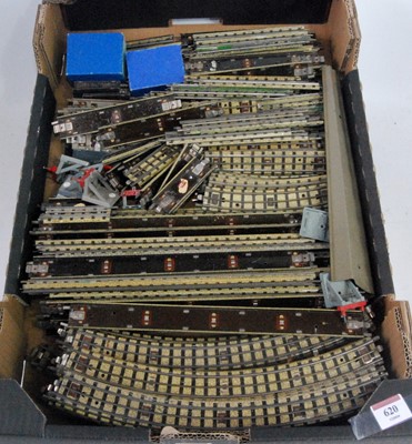 Lot 620 - Dublo unboxed 3-rail track: approx quantities...