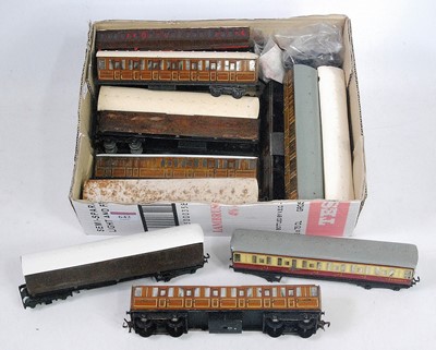 Lot 642 - Mainly D1 and D2 Hornby Dublo teak coaches...