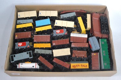 Lot 644 - Tray of approx 65 mainly Hornby Dublo Super...