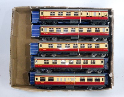 Lot 661 - Five Hornby Dublo tinplate D12/20 maroon and...