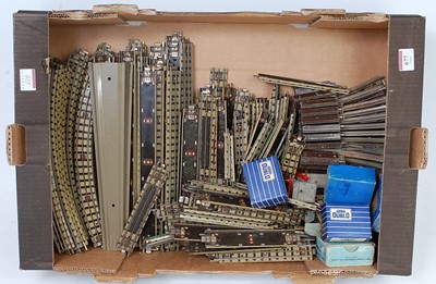 Lot 677 - Hornby Dublo 3-rail unboxed track: approx...