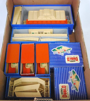 Lot 682 - Hornby Dublo D1 buildings: Through station,...