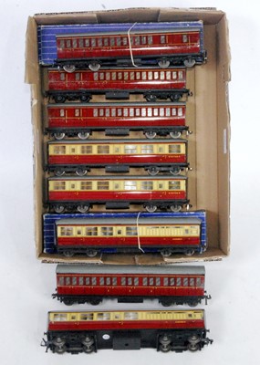 Lot 685 - Eight Hornby Dublo tin plate coaches: 2x D11...