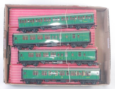 Lot 705 - Four Hornby Dublo BR(S) green coaches, all...