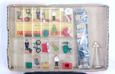 Lot 717 - Dinky Toys 054 railway and station personnel...