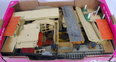 Lot 749 - Large tray containing low quality Hornby Dublo...