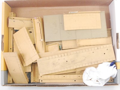 Lot 750 - Hornby Dublo plastic building parts, tray...
