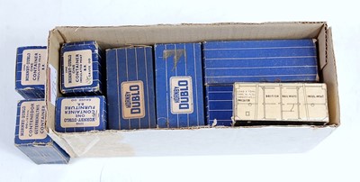 Lot 795 - Hornby Dublo accessories: approx 45 figures...