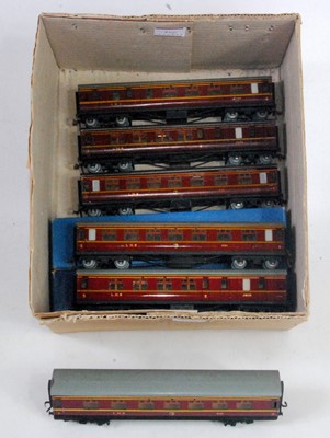 Lot 846 - Six Hornby Dublo D3 LMS coaches: Br/3rd and...