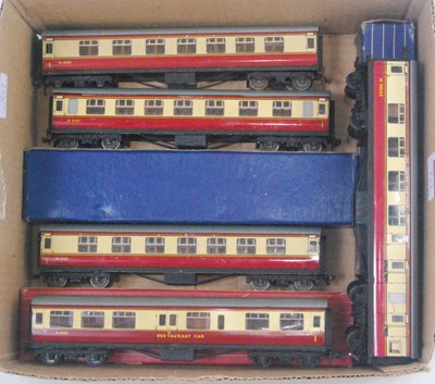 Lot 849 - Five Hornby Dublo maroon and cream D12/4049...