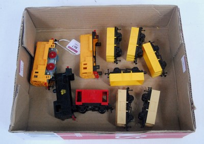 Lot 867 - Hornby Dublo starter set items: yellow diesel...