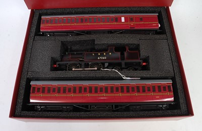 Lot 203 - ACE Trains E/25-S G5 loco and coach set. LNER...