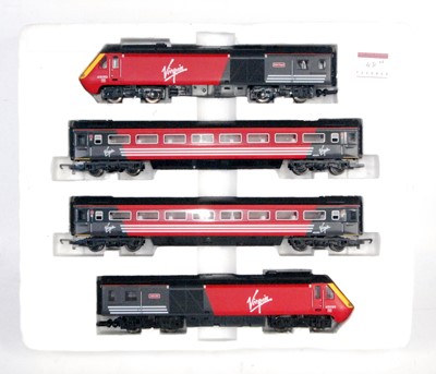 Lot 431 - Two Hornby items: R685 BR blue/grey HST set,...
