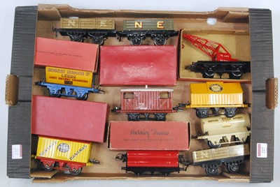 Lot 227 - Large tray containing 10 Hornby wagons: 1933-9...