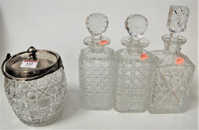 Lot 122 - A small collection of glassware, to include...