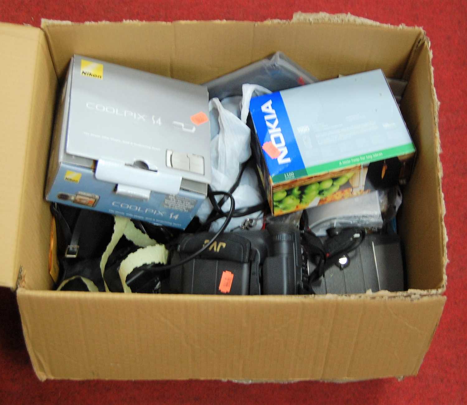 Lot 92 - A box of miscellaneous cameras and equipment,...