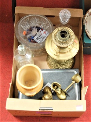 Lot 176 - A box of miscellaneous items to include brass...