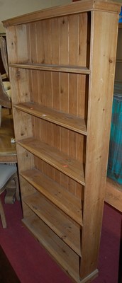 Lot 1467 - A pine freestanding open bookshelf, width 87.5cm