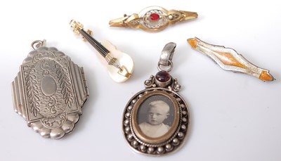 Lot 340 - Assorted costume jewellery, to include...