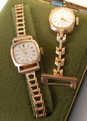 Lot 359 - An Avia ladies 9ct gold cased bracelet watch...