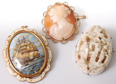 Lot 369 - A carved shell cameo brooch in rolled gold...